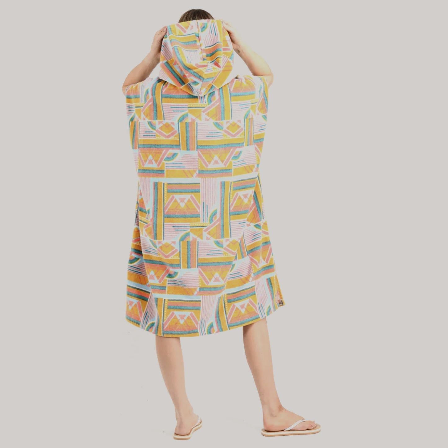 Poncho O´Neill amarillo geométrico